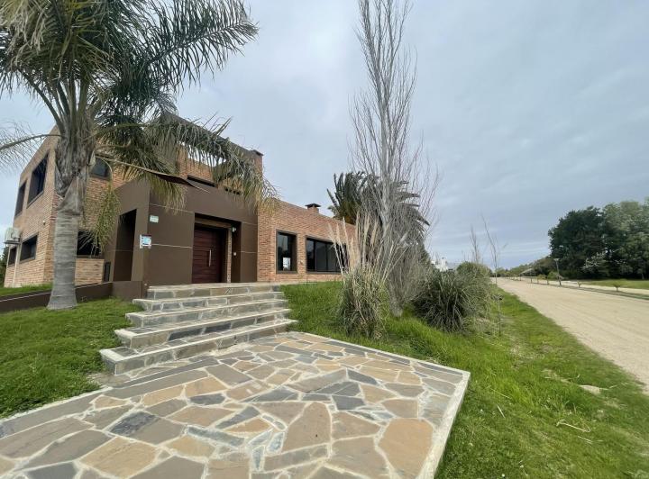 Casa · 296m² · 6 Ambientes · 1 Cochera