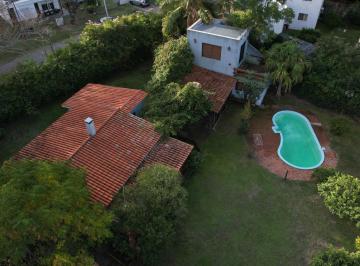 Casa · 134m² · 4 Dormitorios · Hermosa Propiedad con 2 Casas, Amplio Jardín con Piscina