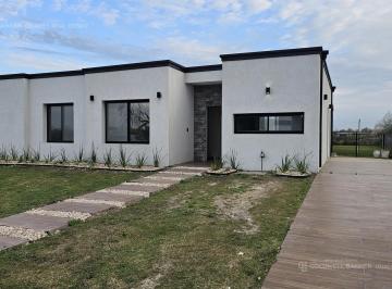 Casa · 100m² · 4 Ambientes · 2 Cocheras · Venta de Casa en San Sebastián | 4 Ambientes | Pileta | Parrilla | Apto Crédito