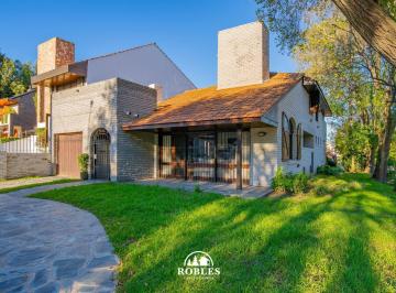 Casa · 234m² · 5 Ambientes · Chalet en Esquina del Barrio San Carlos