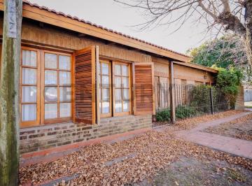 Casa · 110m² · 2 Dormitorios · 3 Cocheras · Casa Dos Dorm. Frente a Plazoleta en Una de Las Mejores Zonas de Gonnet