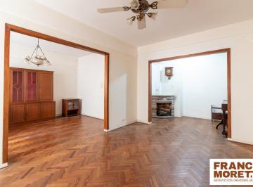 Living-comedor · San Telmo: Amplitud, Calidez y El Encanto de un Hogar Propio