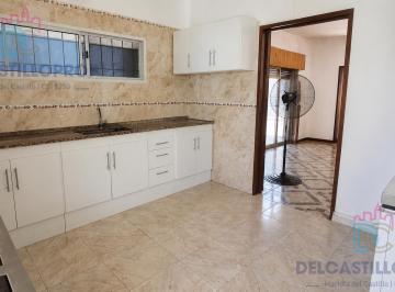 Casa · 181m² · 3 Ambientes · 1 Cochera · Casa en Venta Lote Propio con Excelente Ubicación