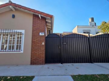 Casa · 120m² · 4 Ambientes · 2 Cocheras · Casa en Castelar Norte