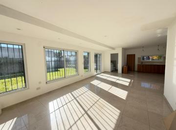 Casa · 120m² · 4 Ambientes · 1 Cochera · Casa de 4 Ambientes a La Venta en Barrio Sarmiento Lujan