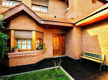 Casa de 5 ambientes, La Plata · Se Vende Casa de Categoría en City Bell (260 m², 3 Dorm. Quincho. Parque, Gran Oportunidad).