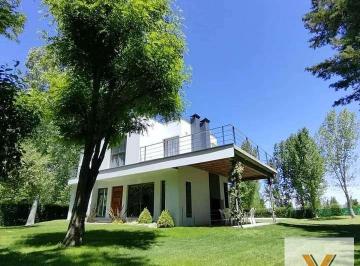 Casa · 240m² · 5 Ambientes · 3 Cocheras · Casa en Venta - 3 Dorm. 2 Baños - Cocheras - San Rafael
