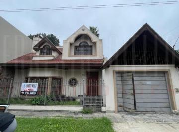 Casa · 300m² · 2 Ambientes · 2 Cocheras · Venta Casa de Tres Ambientes Mas Estudio con Potencial Real de Hacer Mas Dorm., Cochera Para V