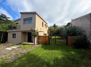 Casa · 129m² · 4 Ambientes · 2 Cocheras · Casa 2 Dorm. con Vista Al Río y Jardín a Pasos de La Rambla