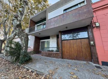 Casa · 164m² · 5 Ambientes · 1 Cochera · Solida Casa de 4 Dorm. a Pasos del Barrio Historico