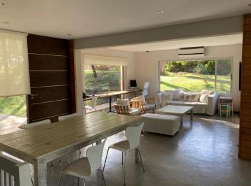 Casa · 135m² · 4 Ambientes · Casa en Venta - 3 Dorm. 2 Baños - 1000 m² - Costa Esmeralda
