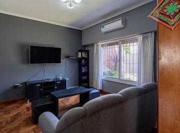 Casa · 173m² · 6 Ambientes · 1 Cochera · Casa en Venta - 3 Dorm. 2 Baños 2 Cocheras - 300 m² - Ciudad Madero