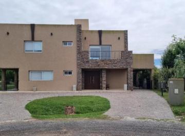 Casa · 440m² · 5 Ambientes · 4 Cocheras · Casa en Venta - 4 Dorm. 4 Baños - San Vicente