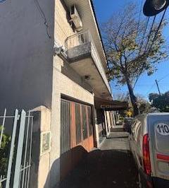 Local comercial · 383m² · 1 Cochera · Local Galpón y Vivienda U Oficinas. Olivos.