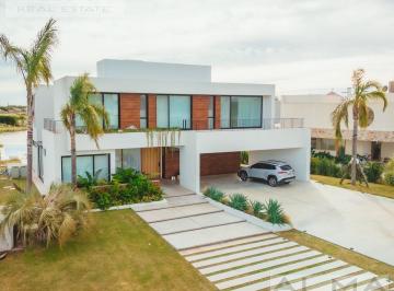 Casa · 355m² · 7 Ambientes · 2 Cocheras · Moderna Casa con Vista a La Laguna en La Providencia