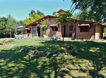 Casa · 110m² · 9 Ambientes · 4 Cocheras · Cuatro Cabañas, Más Piscina. con Escritura.
