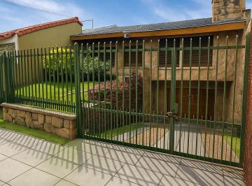 Casa de 4 ambientes, Tres de Febrero · Chalet 4 Amb. con Parque y Pileta