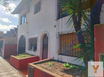 Casa · 320m² · 5 Ambientes · 2 Cocheras · Casa en Venta - 3 Dorm. 2 Baños - Monte Grande