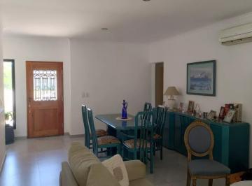 Casa · 145m² · 5 Ambientes · Casa en Venta - 4 Dorm. 3 Baños - 165 m² - Pilar del Este