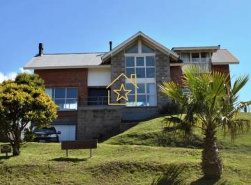 Casa · 7 Ambientes · 2 Cocheras · Casa en El Corazón de Carilo Para 8 Personas
