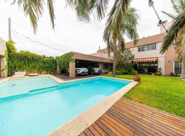 Casa · 234m² · 4 Dormitorios · 3 Cocheras · Casa en Barrio Alberdi