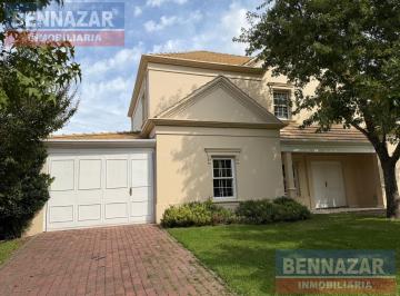 Frente de la propiedad con jardin · En Venta Oportunidad Casa Barrio Pevero Pilar Golf
