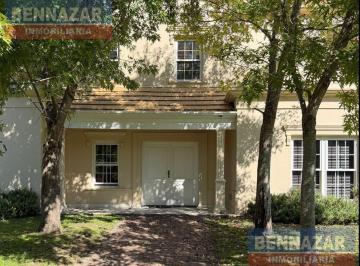 Frente de la propiedad con jardin · Venta Casa 4 Ambientes en Barrio Pevero Pilar Golf