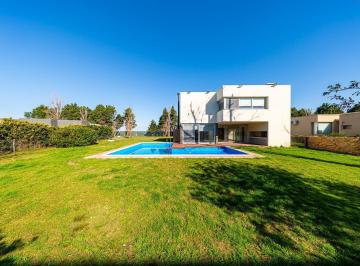 Casa · 223m² · 7 Ambientes · 2 Cocheras · Casa en Los Alamos Club de Campo
