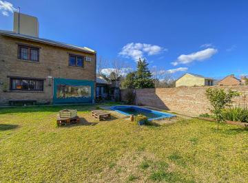 Casa · 200m² · 5 Ambientes · 2 Cocheras · Casa en Venta en Fisherton en Una de Las Mejores Ubicaciones.