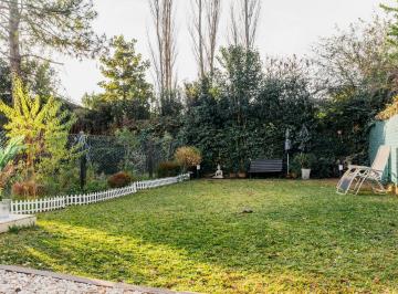 Casa · 119m² · 4 Ambientes · 1 Cochera · Casa en Venta en Fisherton Ideal Para Disfrutar El Espacio Verde.