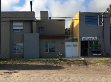 Casa · 220m² · 5 Ambientes · 1 Cochera · Casa en Venta - 4 Dorm. 4 Baños 1 Cochera - Quequen