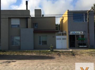 Casa · 220m² · 5 Ambientes · 1 Cochera · Casa en Venta - 4 Dorm. 4 Baños 1 Cochera - Quequen