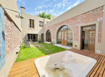 Casa · 203m² · 5 Ambientes · 1 Cochera · Casa en Nuestra Señora de Lourdes