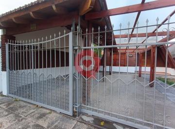 Casa · 360m² · 3 Dormitorios · 2 Cocheras · Casa Amueblada en Alquiler en Neuquén Capital
