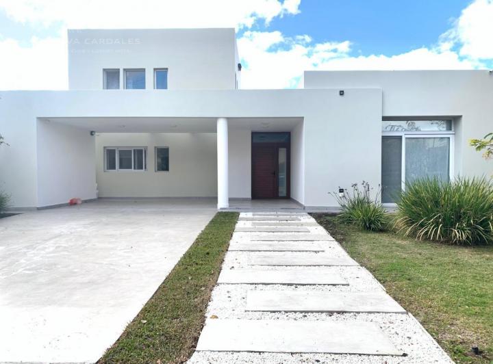 Casa · 198m² · 4 Ambientes · 1 Cochera