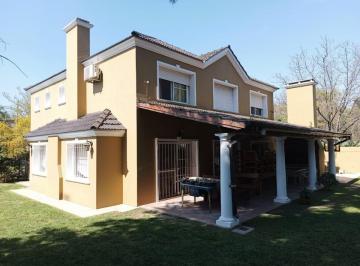 Casa · 400m² · Casa en Venta - 4 Dorm. 5 Baños - Cochera - 900 m² - Parque Belén Escobar, Escobar