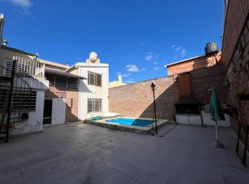 Casa · 196m² · 6 Ambientes · 1 Cochera · Casa en Venta, de Grandes Dimensiones, con Patio, Pileta y Cochera