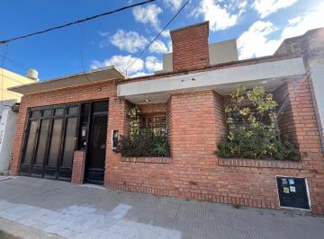 Casa · 196m² · 6 Ambientes · 1 Cochera · Casa en Venta, de Grandes Dimensiones, con Patio, Pileta y Cochera