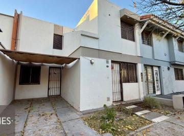 Casa de 4 ambientes, Villa Nueva · Casa en Alquiler C/ Cochera en Villa Nueva