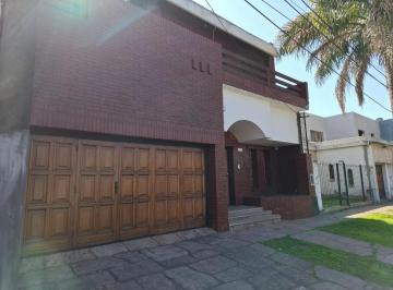 Casa · 180m² · 5 Ambientes · 2 Cocheras · Casa en Venta - 4 Dorm. 4 Baños - Cochera - 300 m² - Ituzaingó