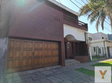 Casa · 180m² · 5 Ambientes · 2 Cocheras · Casa en Venta - 4 Dorm. 4 Baños - Cochera - 300 m² - Ituzaingó