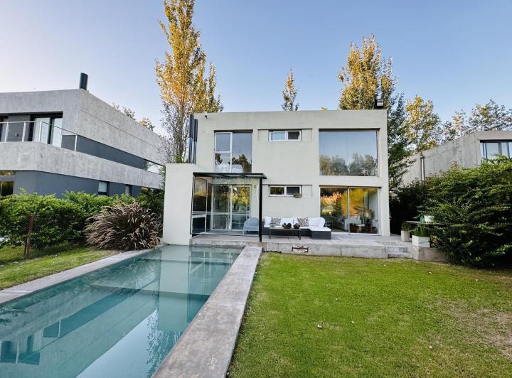Casa · 180m² · 4 Ambientes · 1 Cochera