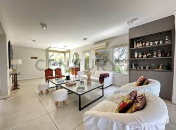 Casa · 190m² · 6 Ambientes · 1 Cochera · Venta Casa Barrio La Comarca 4 Dorm.