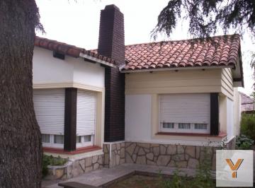 Casa · 190m² · 4 Ambientes · Casa en Venta - 3 Dorm. 2 Baños - 666 m² - Magdalena