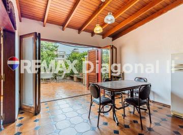 Casa · 360m² · 6 Ambientes · Casa en Venta La Plata con Local