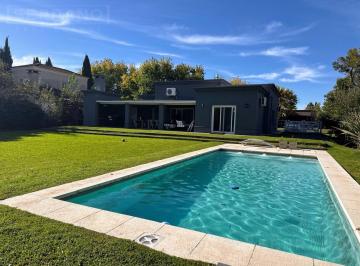 Casa · 150m² · 5 Ambientes · 3 Cocheras · Casa en Venta de 3 Dorm. en Una Planta Estancias del Pilar.