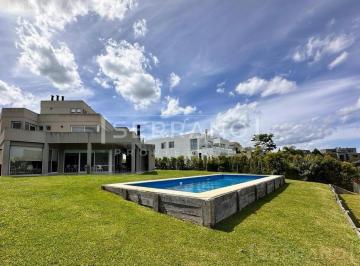Casa · 261m² · 5 Ambientes · Casa en Alquiler de 3 Dorm., Pileta Climatizada, Cabos del Lago, Nordelta