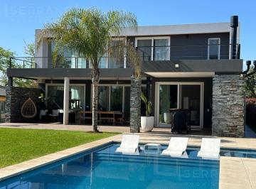 Contrafrente · Casa Moderna en Venta, 3 Dorm. en Suite en Estancias del Pilar