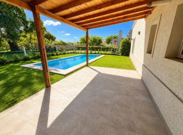 Casa · 135m² · 4 Ambientes · 2 Cocheras · Casa con Pileta en San Eduardo V