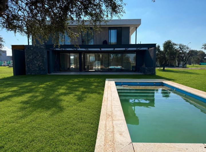 Casa · 600m² · 8 Ambientes · 2 Cocheras